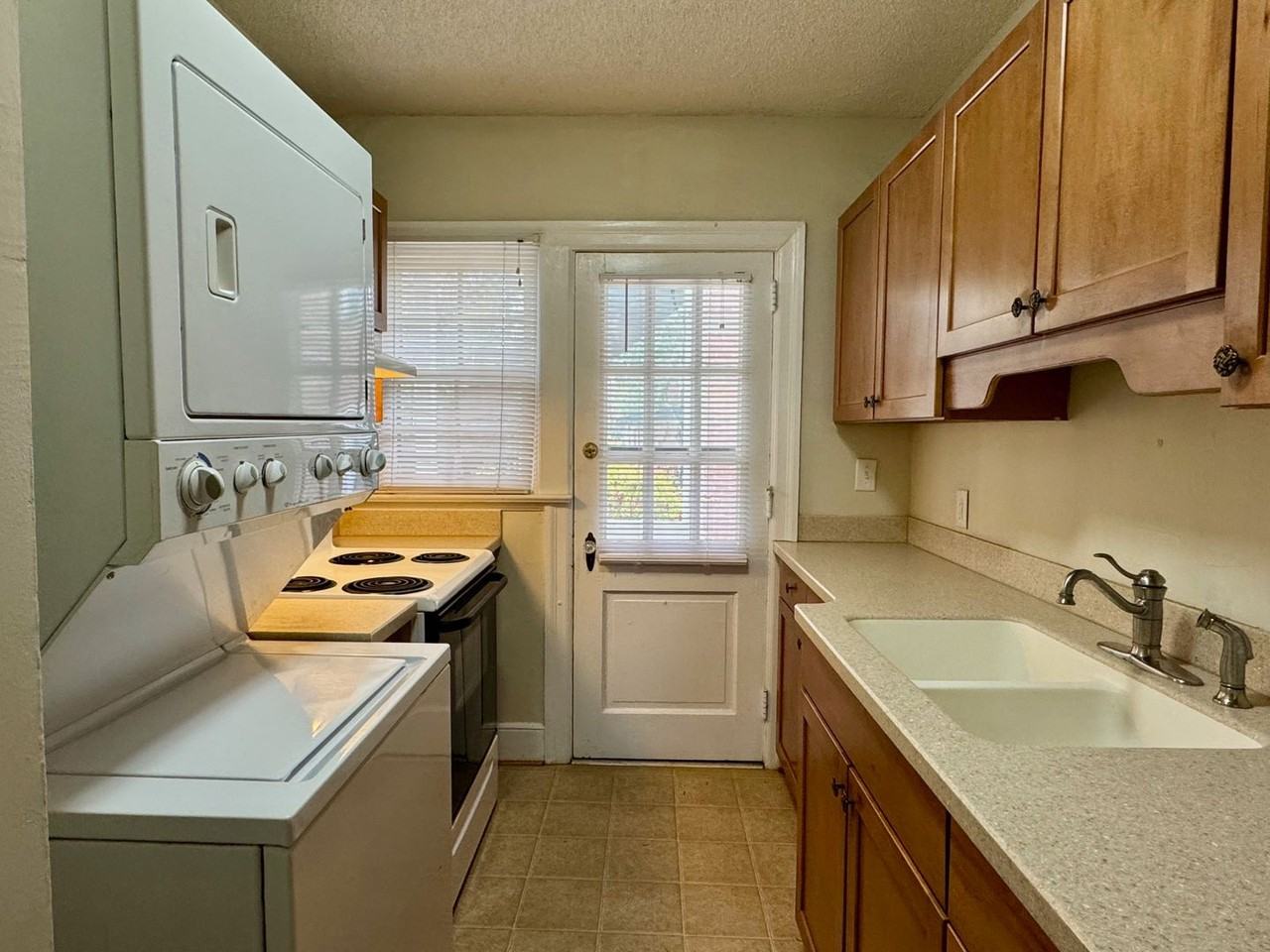 300 Horne St #4 - Photo 5 of 8