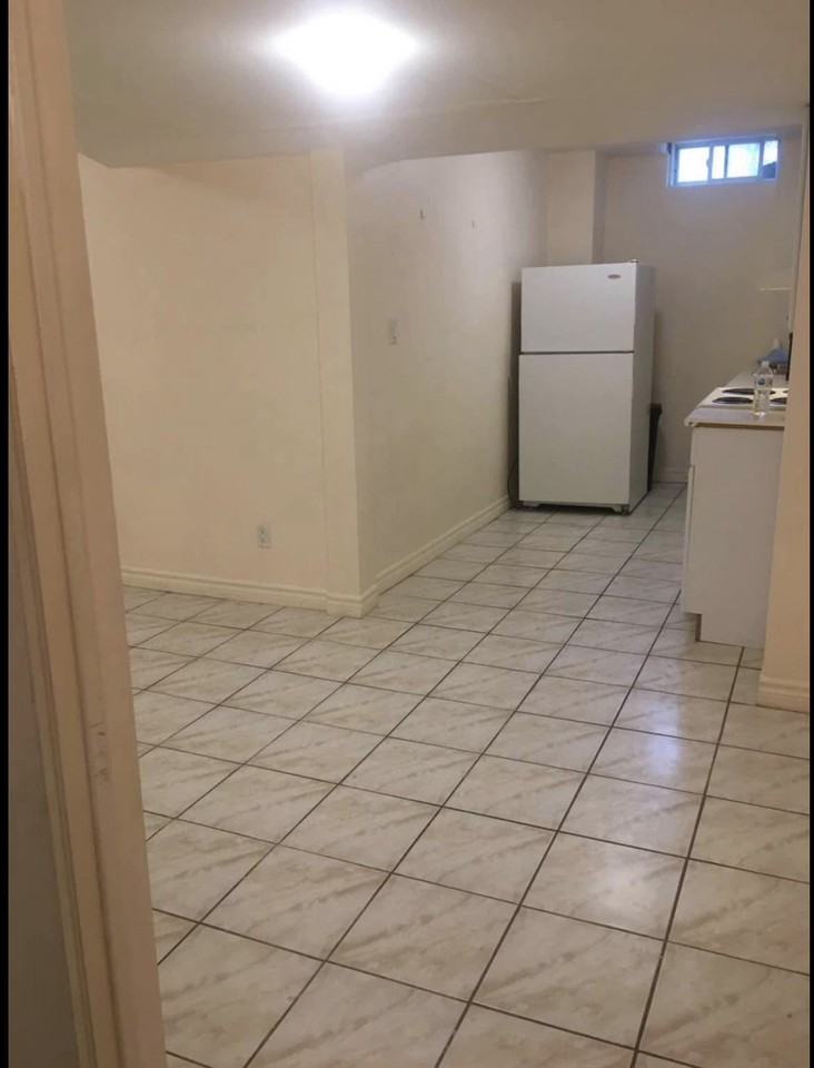 203 Deepsprings Cres - Photo 2 of 11