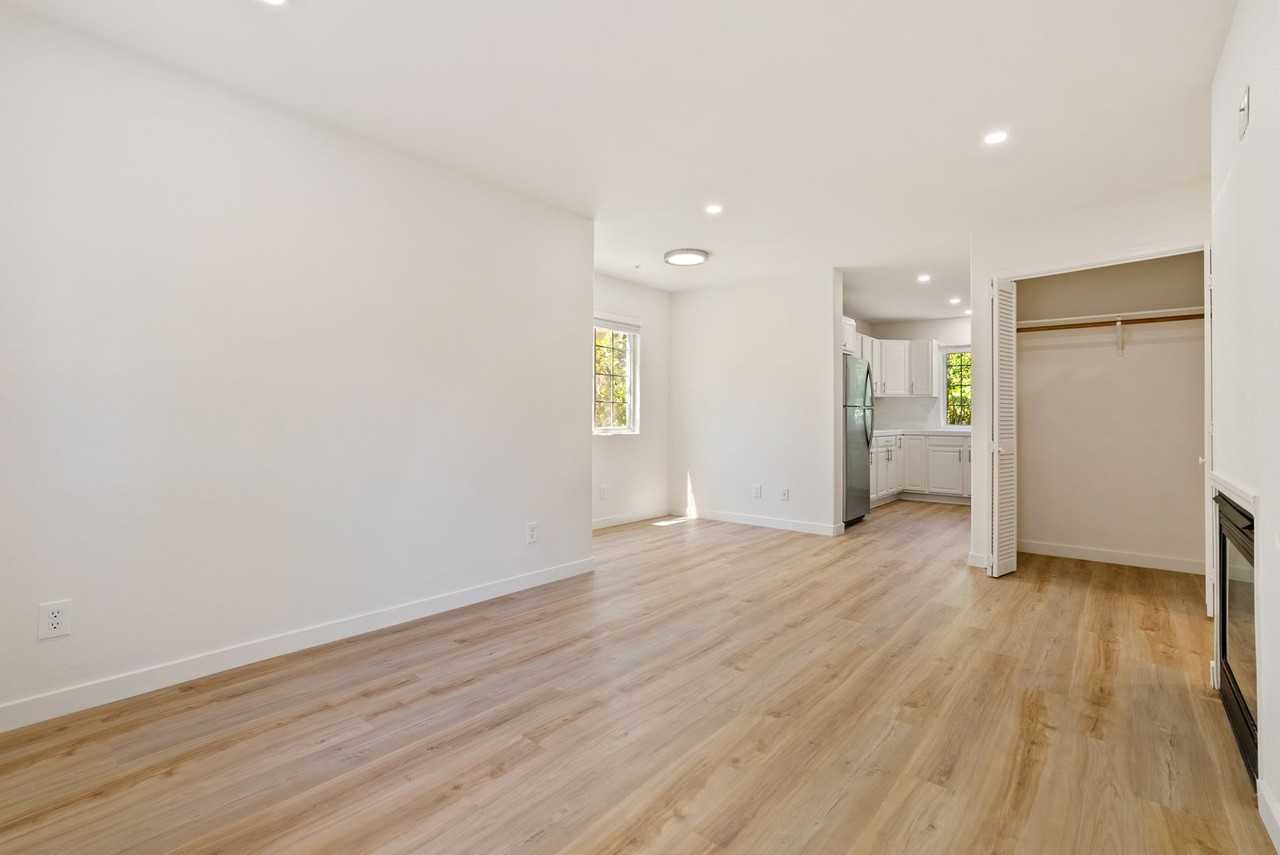 3372 Rockview Pl - Photo 6 of 37