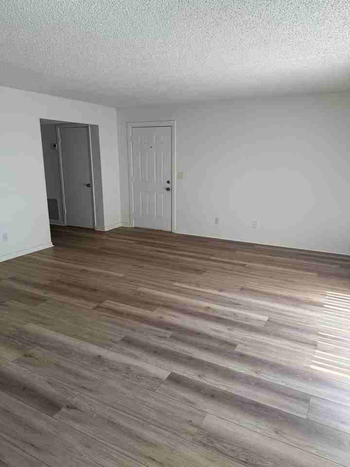 421 Mercury Ave Se #8 - Photo 2 of 15