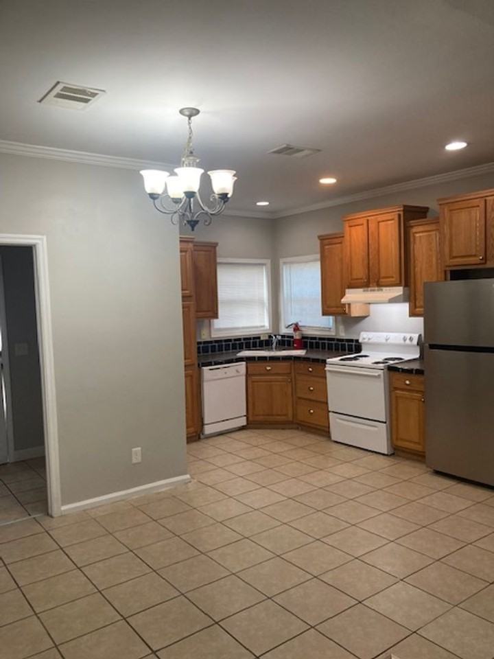 2918 56th Ave - Photo 4 of 16