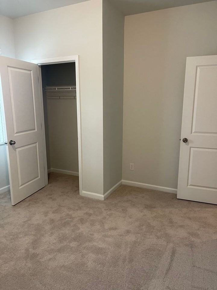 828 Longleaf Dr - Photo 2 of 23