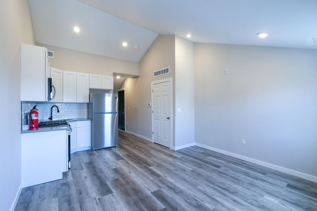 1335 S 8th St - Photo 3 of 10