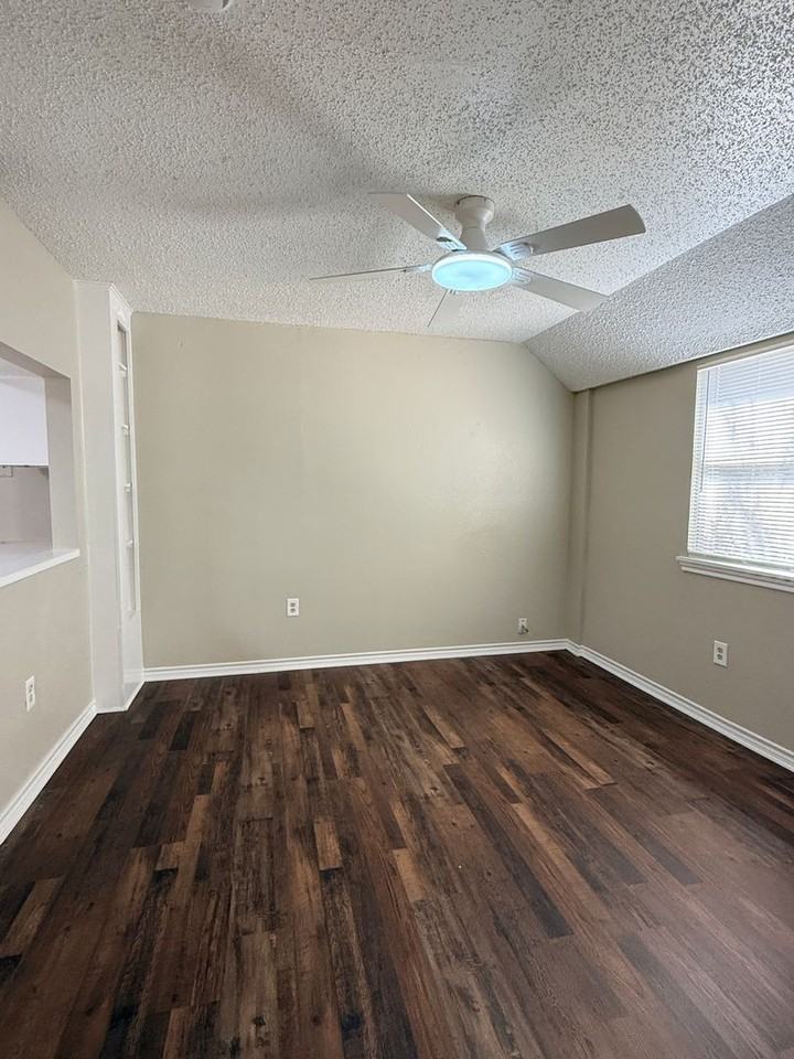 2304 Avenue K - Photo 4 of 16