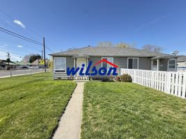 featured image of 1418 1418 - 1420 Queen Ave