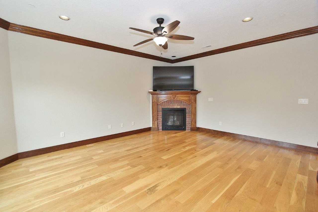 369 E Wexford Ln - Photo 4 of 26