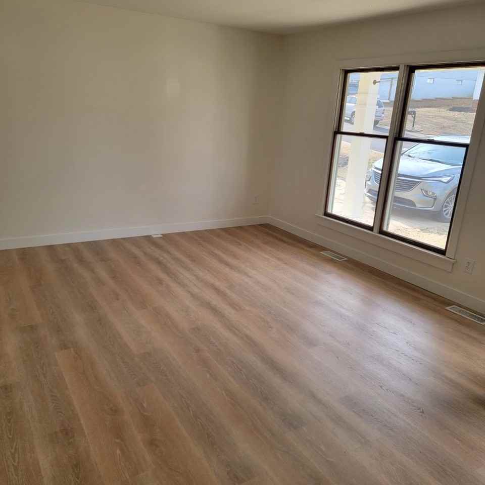 1126 Yorktown Dr - Photo 2 of 6