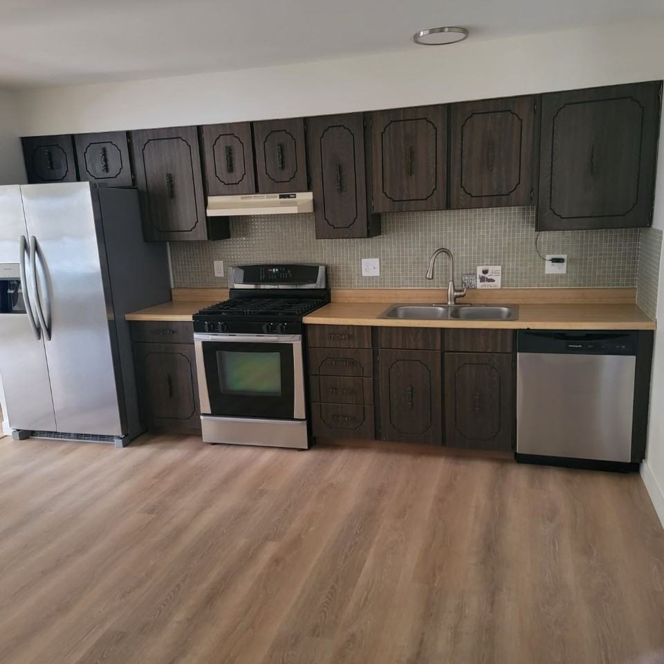 1126 Yorktown Dr - Photo 4 of 6