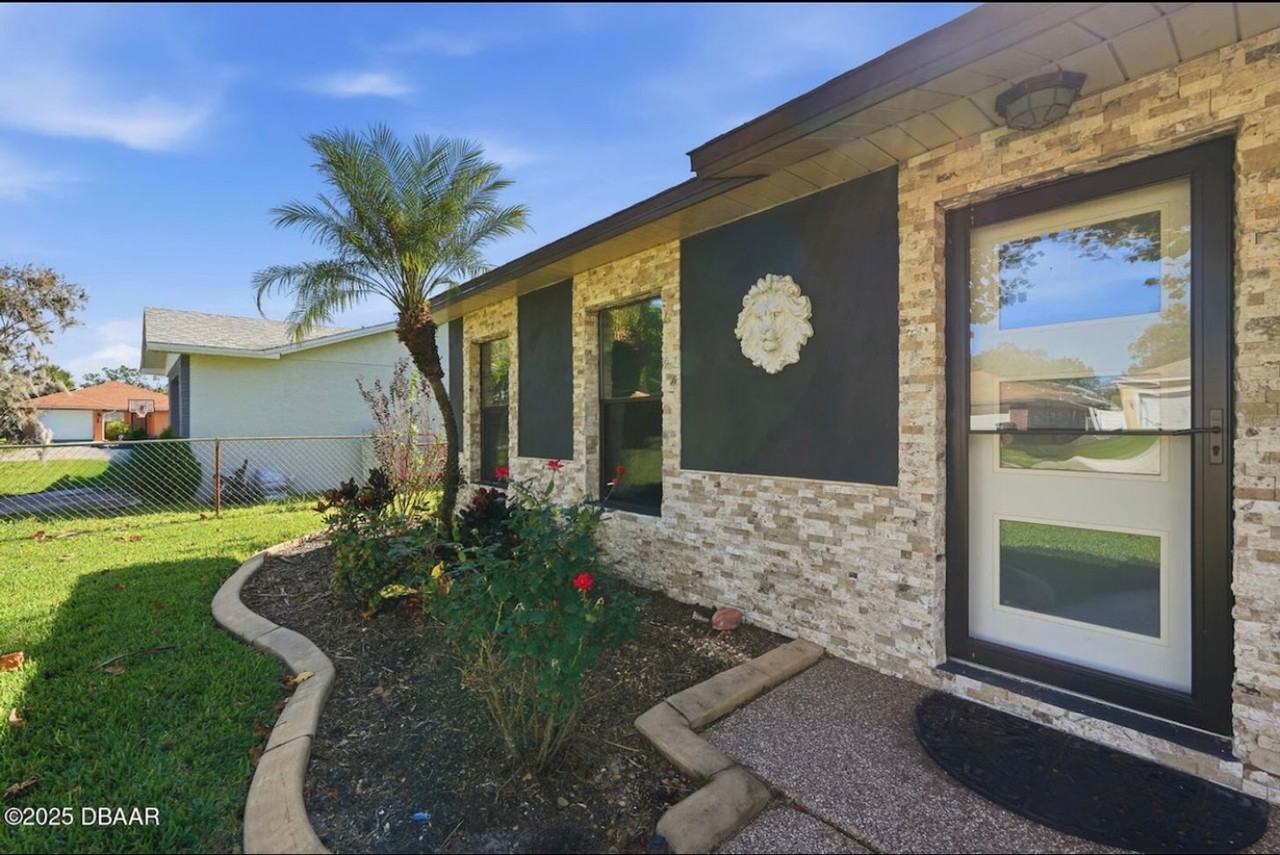 932 Lora St - Photo 2 of 21