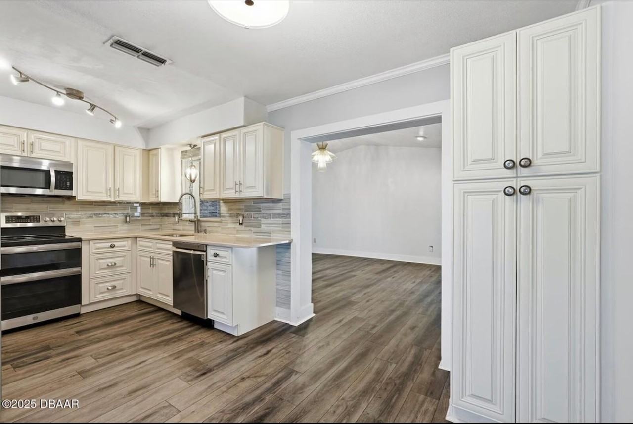 932 Lora St - Photo 7 of 21