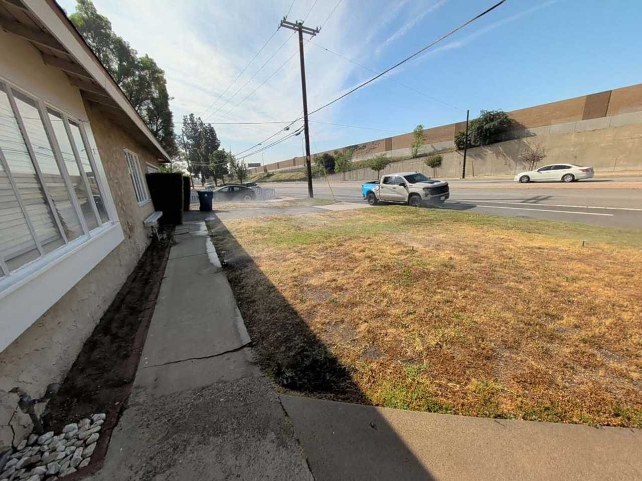 7758 N Glenoaks Blvd - Photo 3 of 30