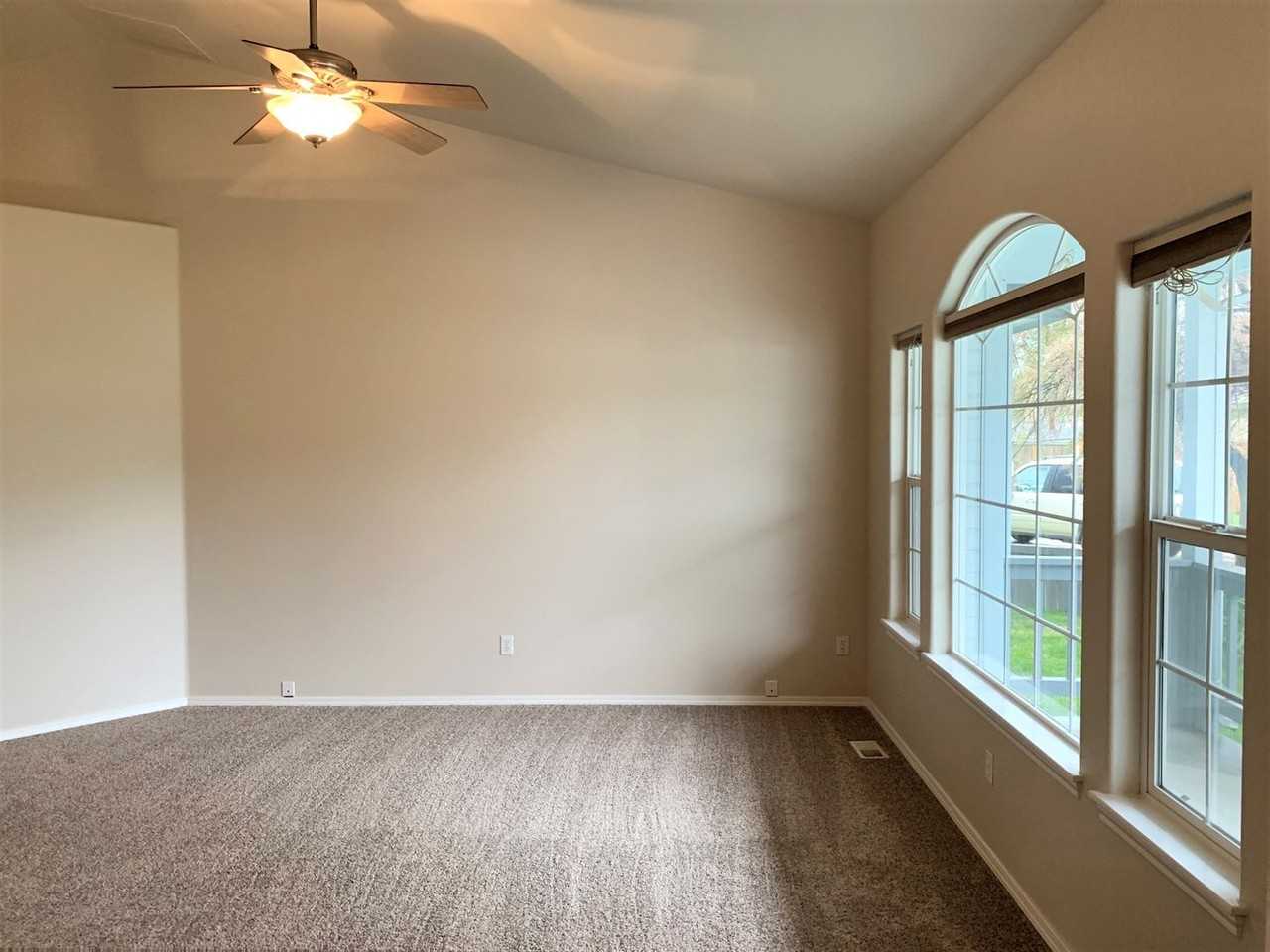 332 S Cobblestone Way - Photo 4 of 30