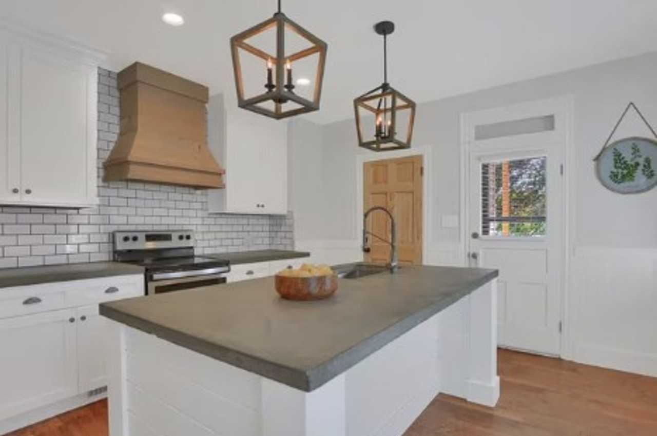 869 1/2 York St - Photo 4 of 19