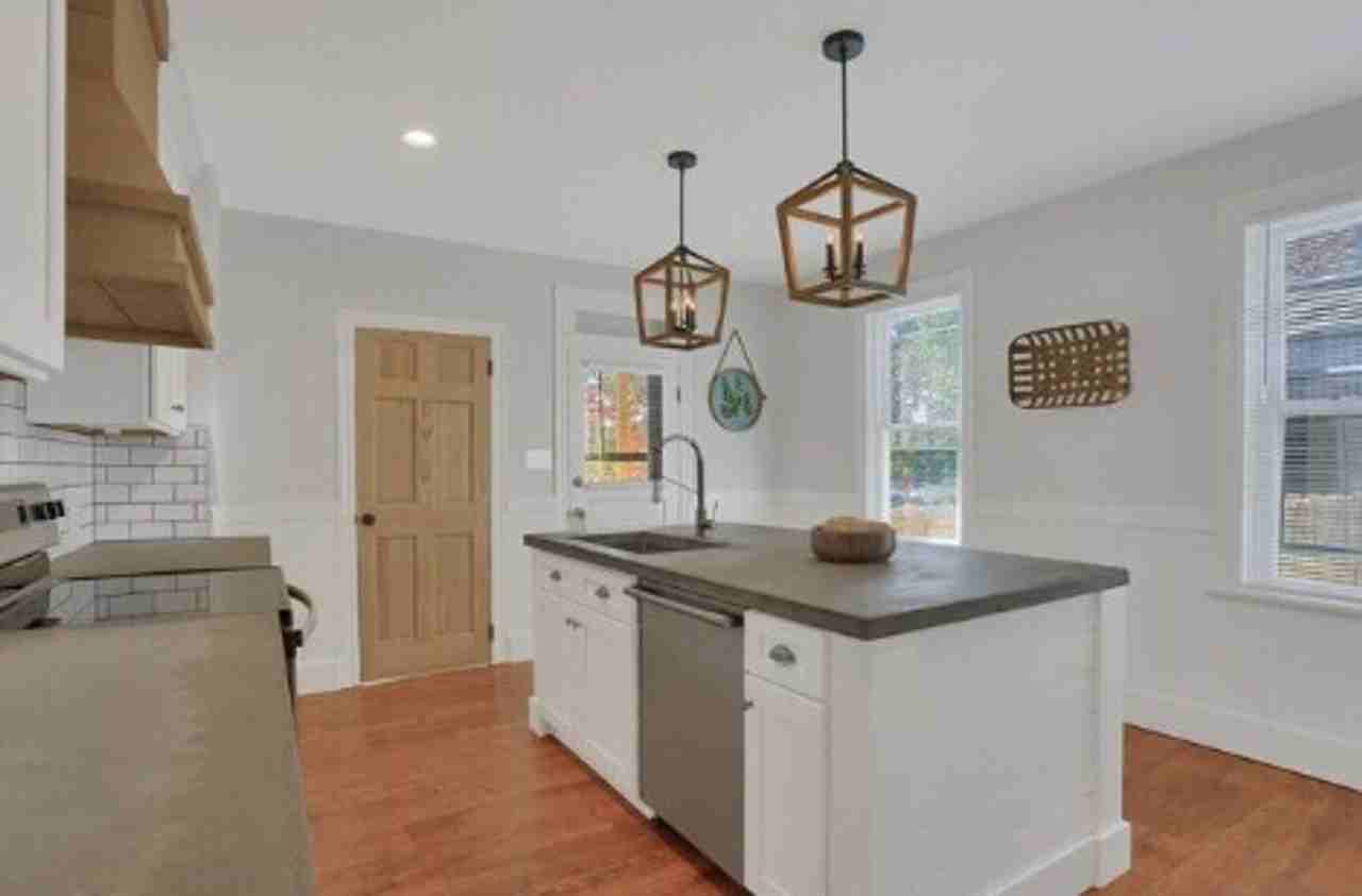 869 1/2 York St - Photo 5 of 19