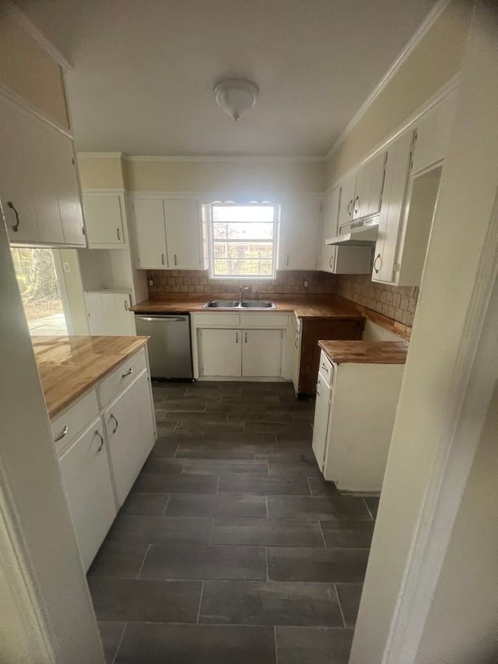 9012 Lone Oak Dr - Photo 3 of 18