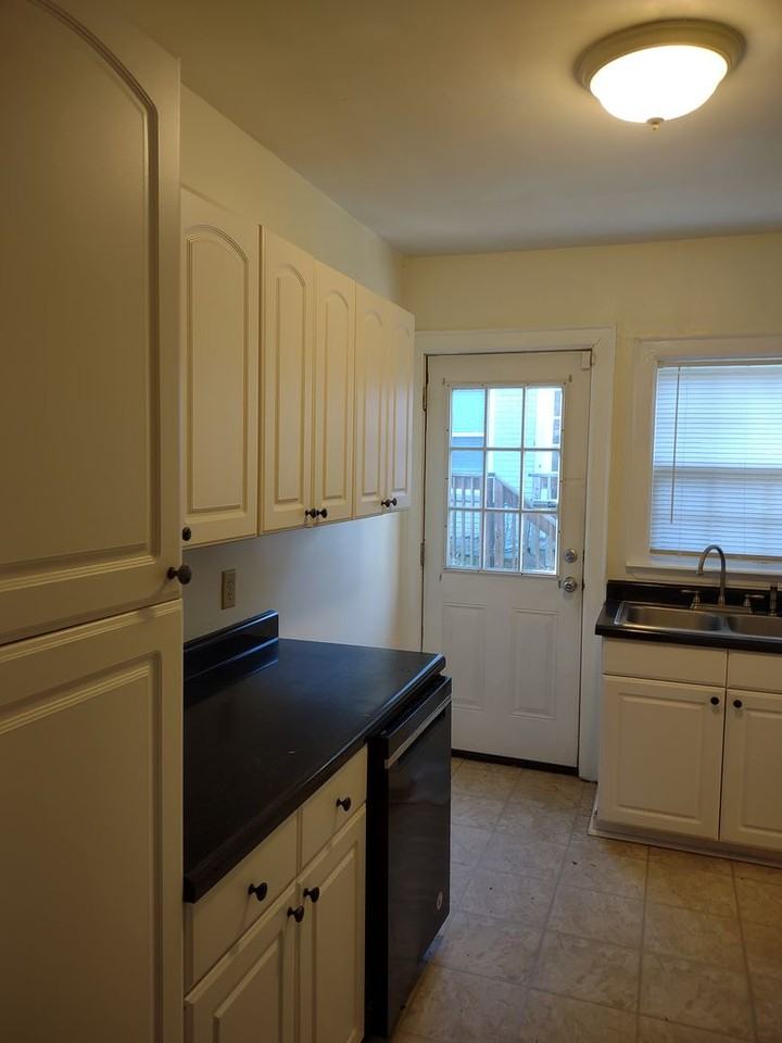 605 S Waccamaw Ave - Photo 3 of 23