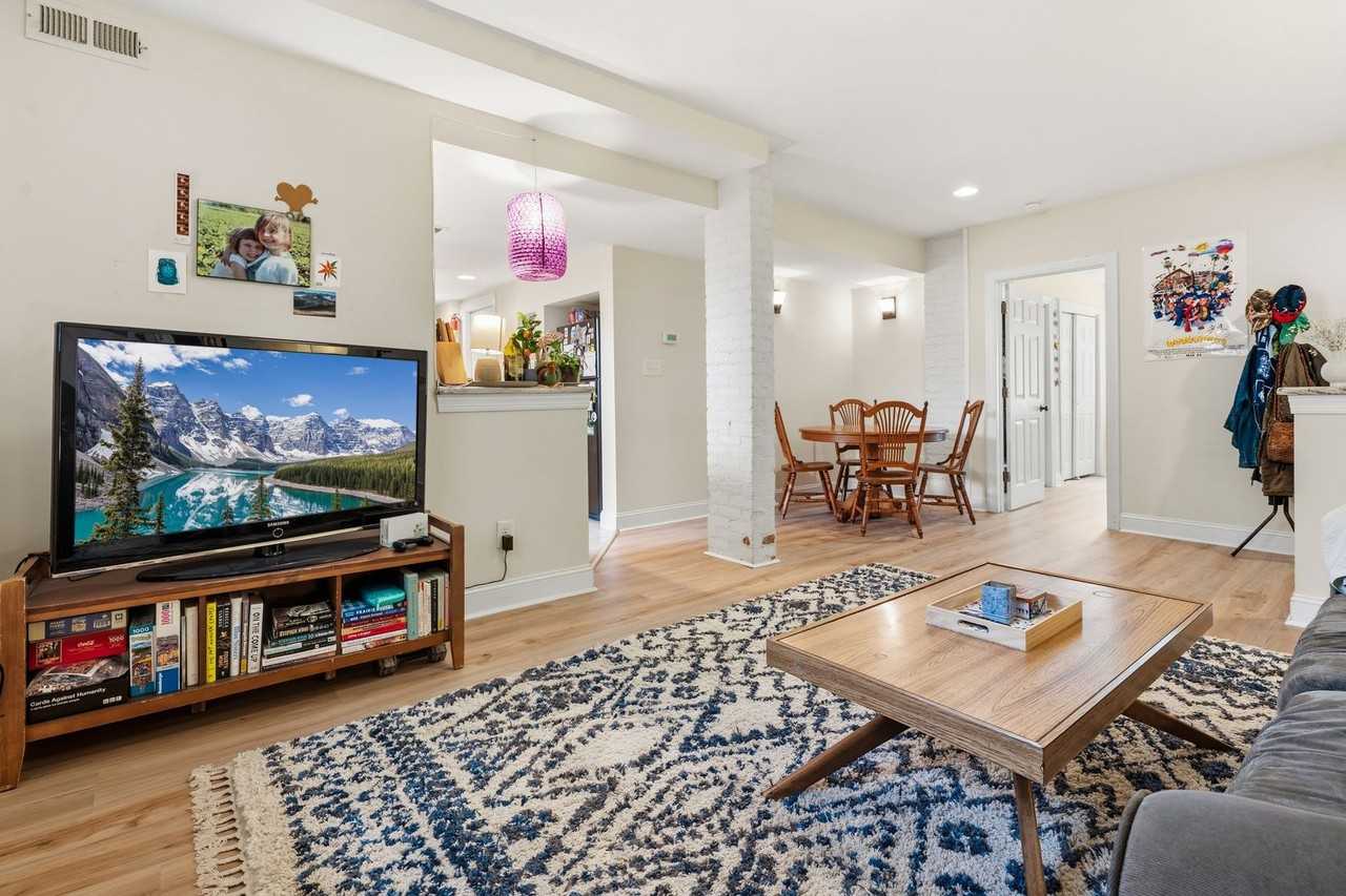 1212 Vickers Ave - Photo 4 of 20