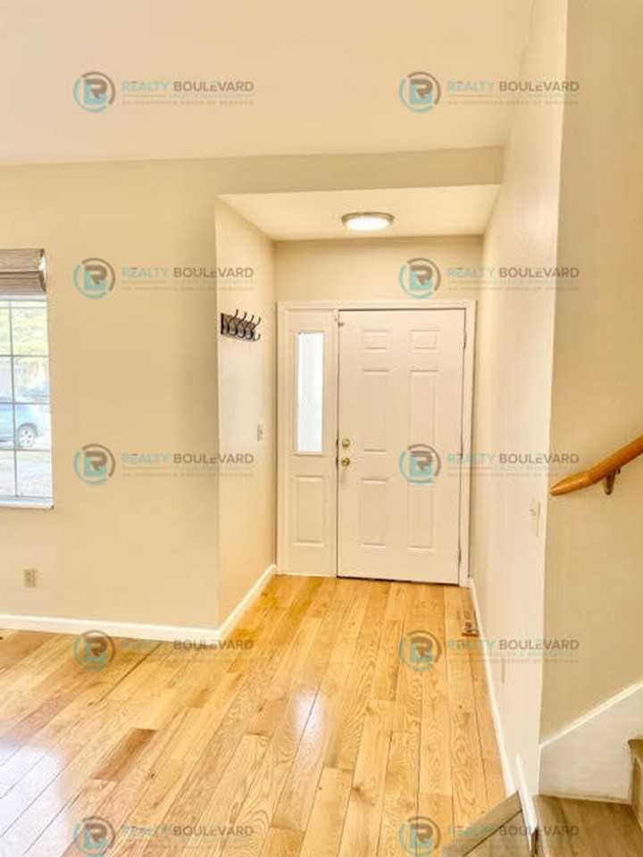 6073 Torrington Dr - Photo 2 of 34