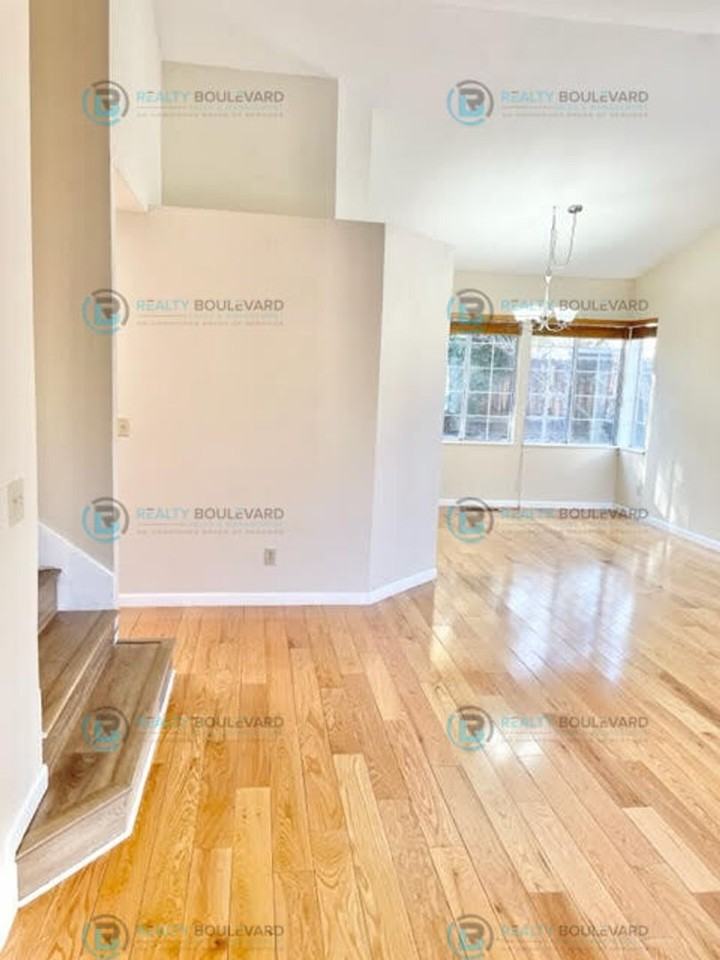 6073 Torrington Dr - Photo 3 of 34