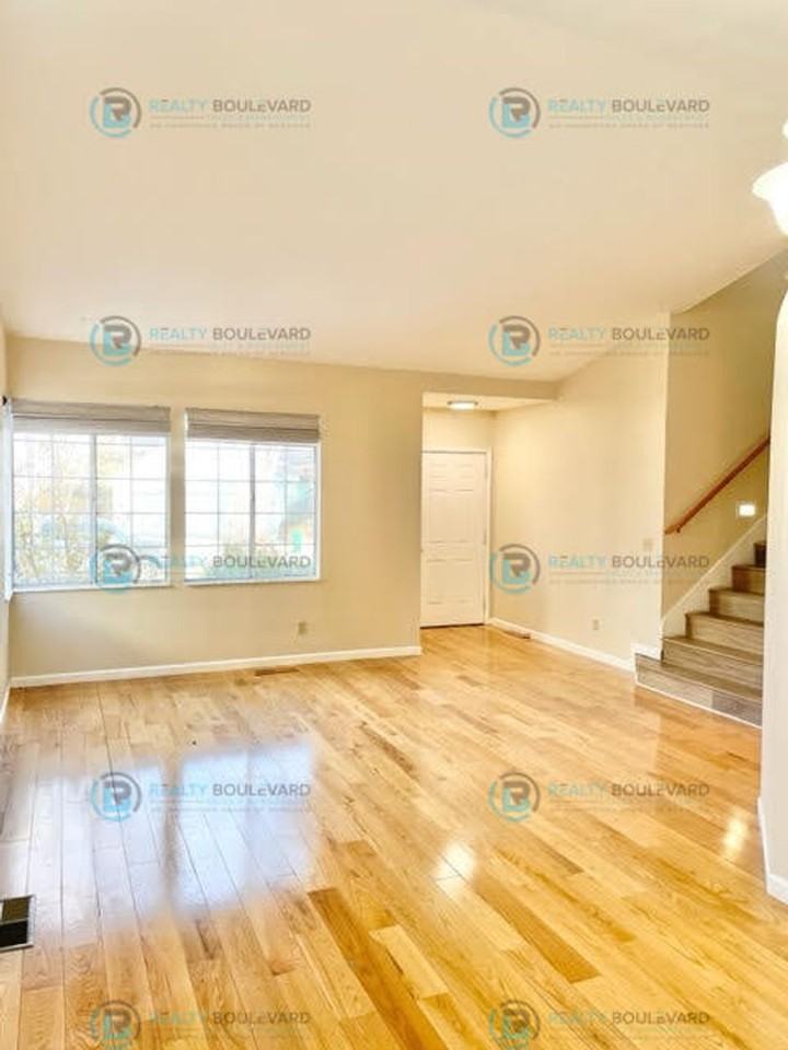 6073 Torrington Dr - Photo 4 of 34