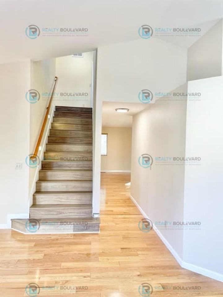 6073 Torrington Dr - Photo 5 of 34