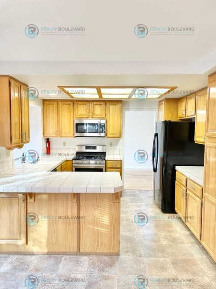 6073 Torrington Dr - Photo 6 of 34