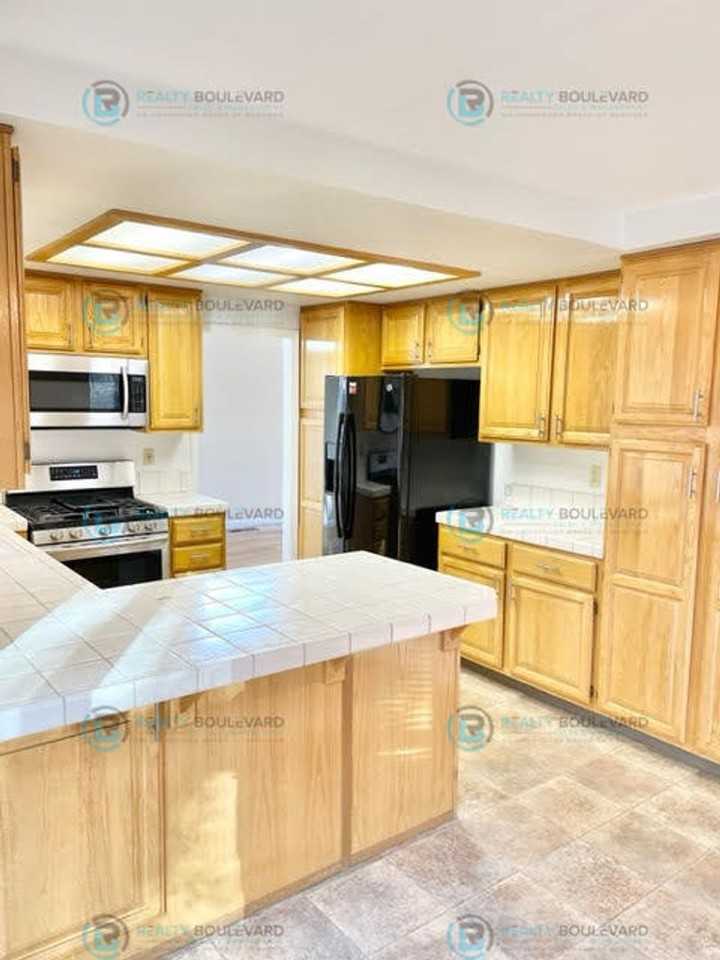 6073 Torrington Dr - Photo 7 of 34