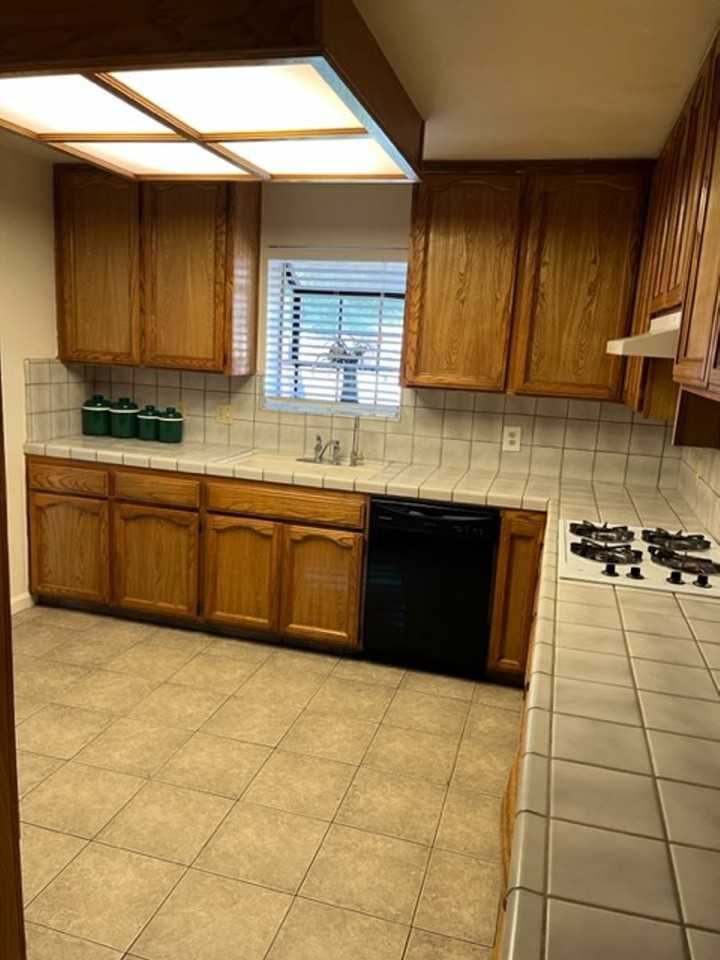 2427 Cherrywood Ct - Photo 2 of 18