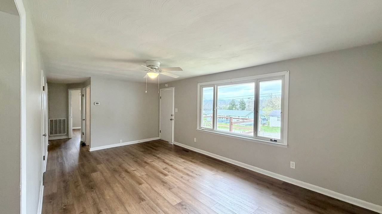 209 Mcfarland Dr - Photo 4 of 14