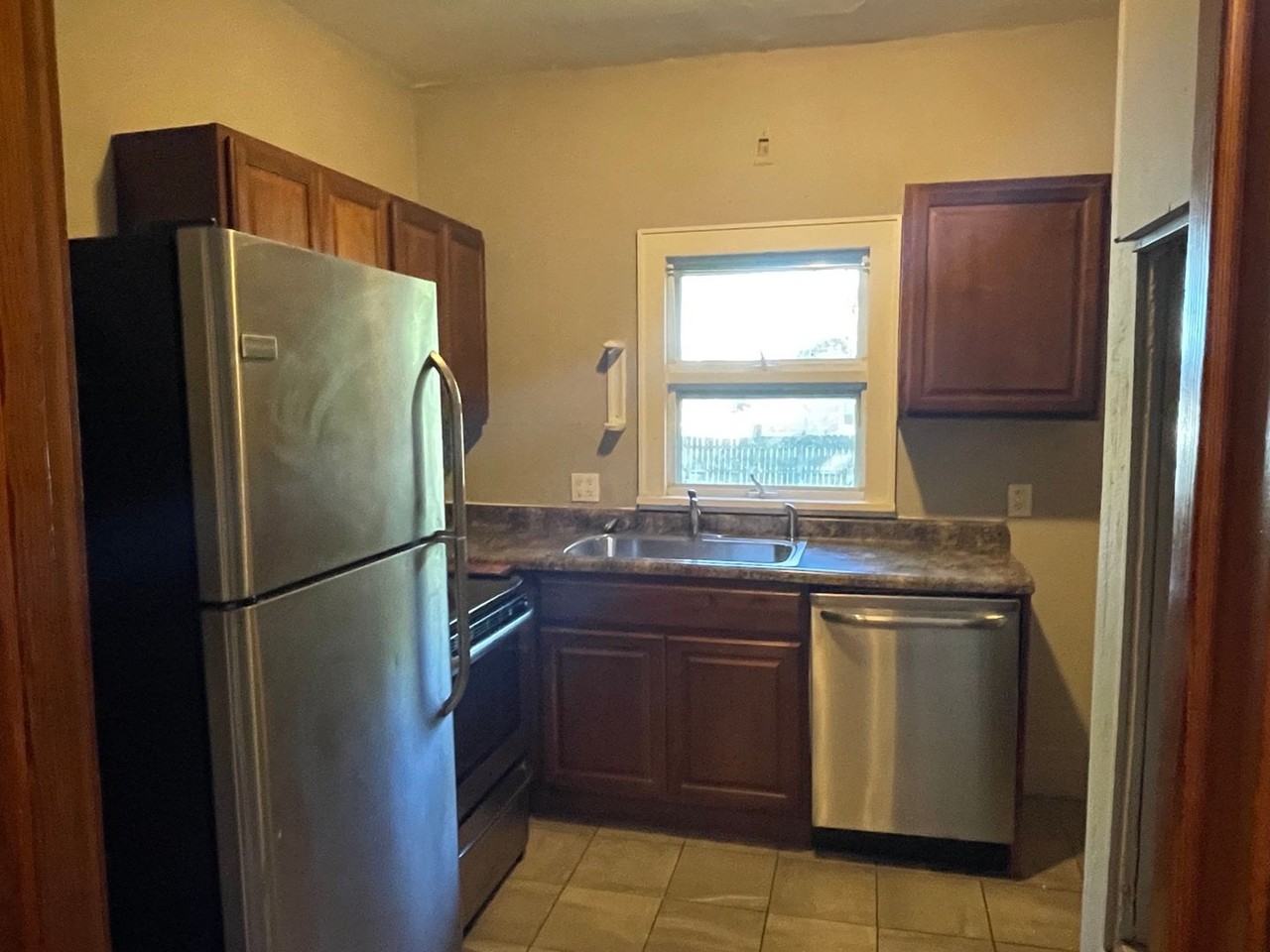 904 N Busey Ave - Photo 3 of 8