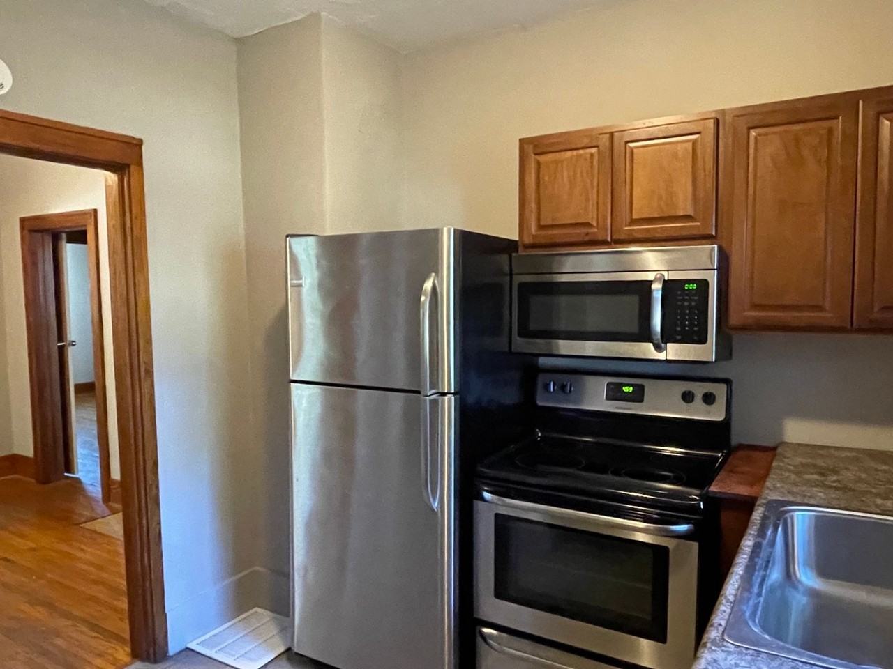 904 N Busey Ave - Photo 4 of 8