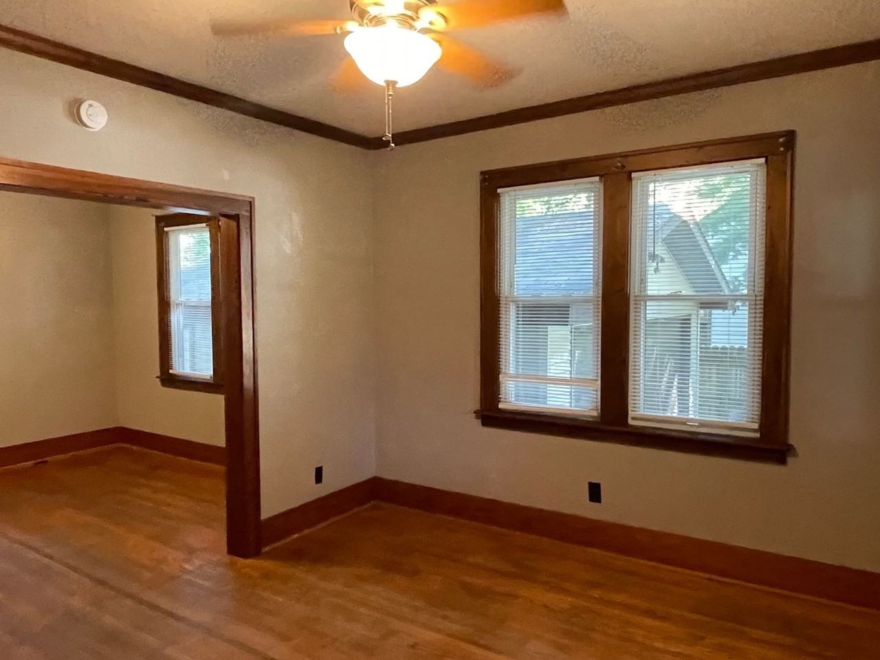 904 N Busey Ave - Photo 5 of 8