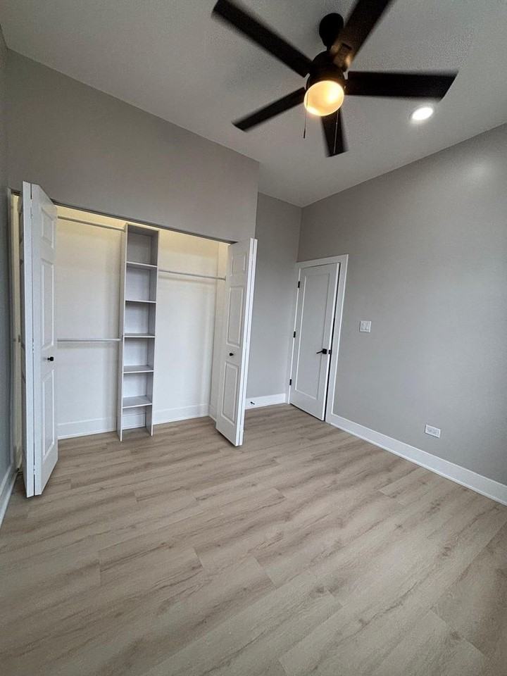 2408 S Blue Island Ave - Photo 4 of 9