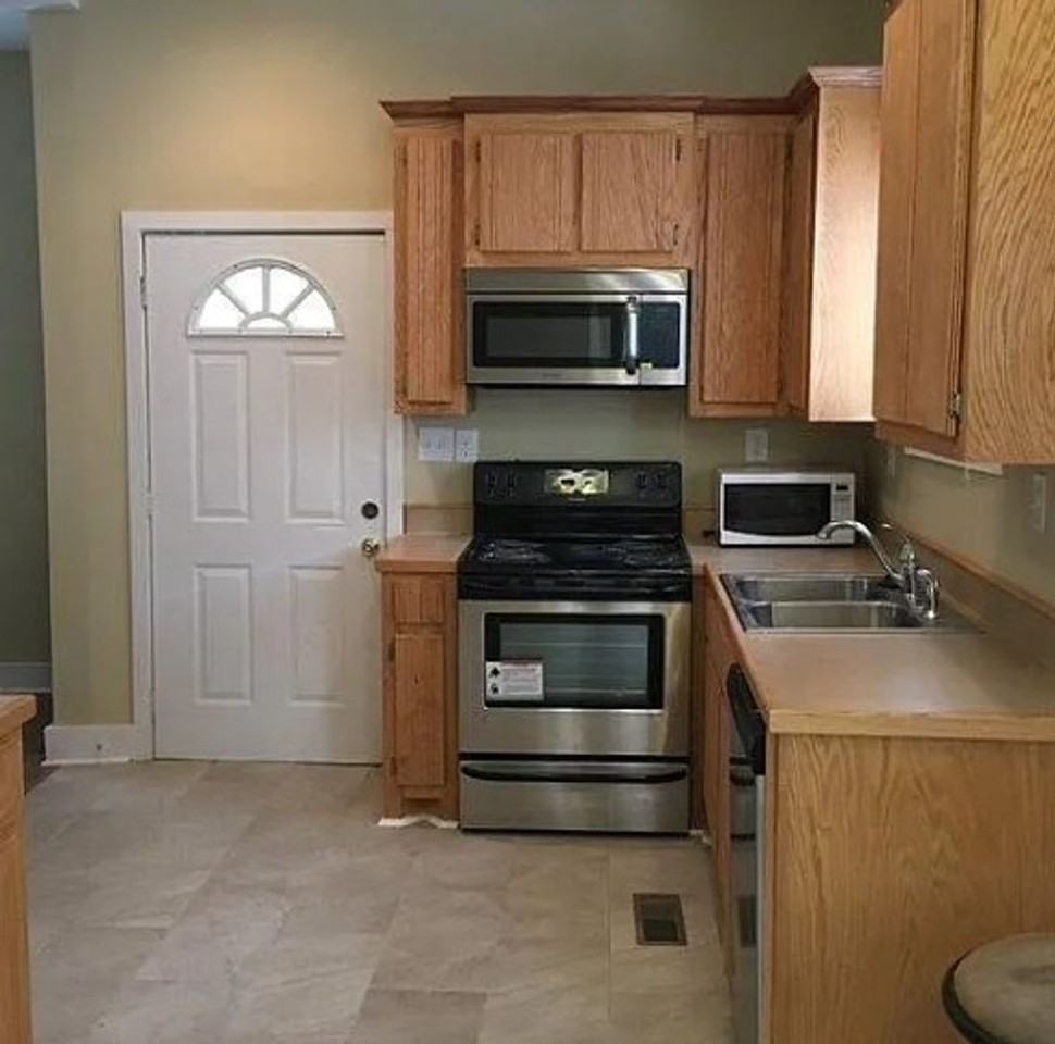 139 Alexander St - Photo 3 of 3
