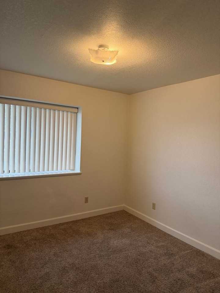 1693 Arlington Ct - Photo 5 of 8