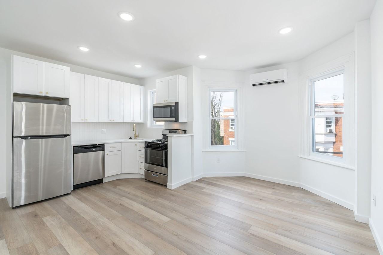 5758 Spruce St - Photo 5 of 22