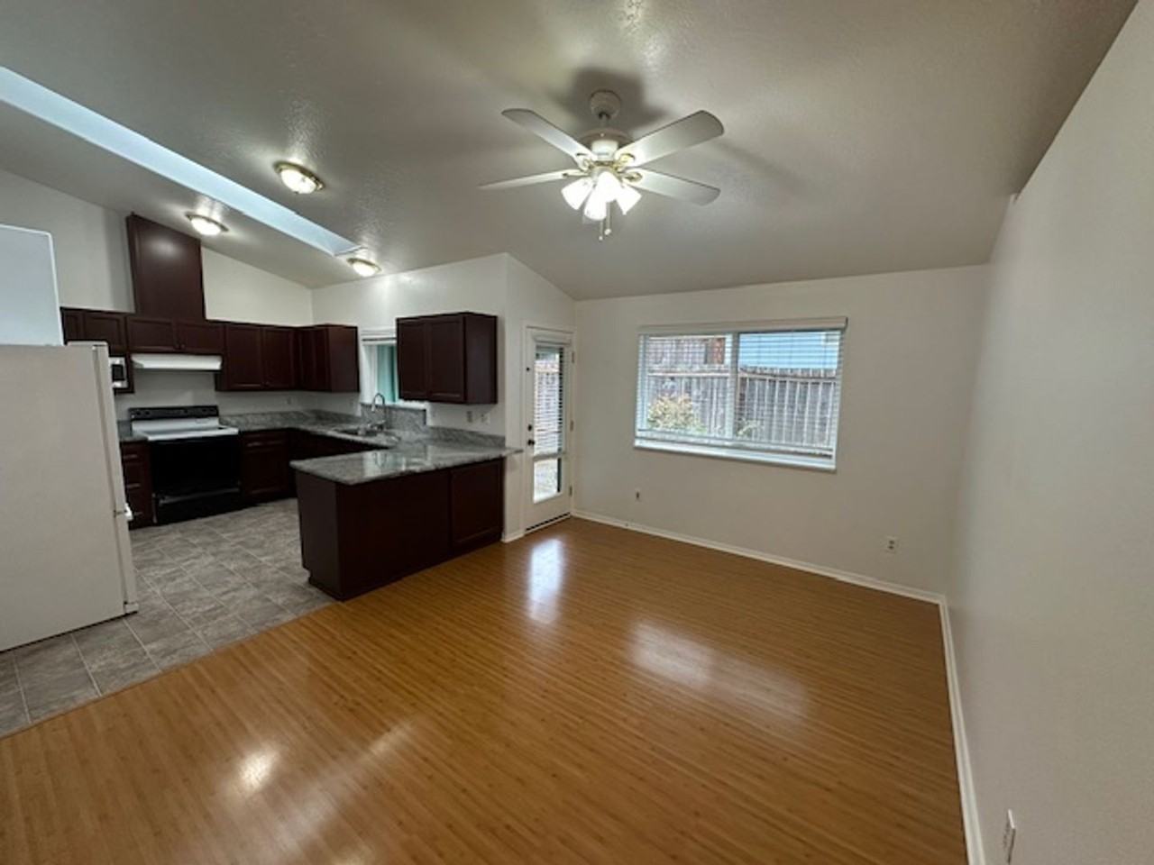 2102 S 8th St - Photo 4 of 21