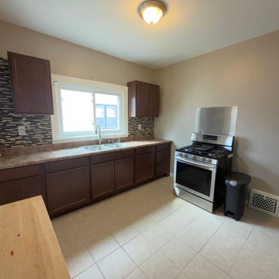 630 Delaware St Se - Photo 5 of 16