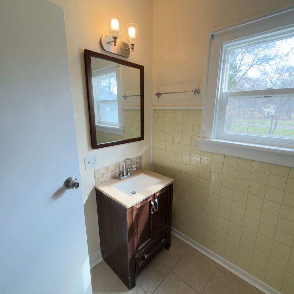 630 Delaware St Se - Photo 7 of 16