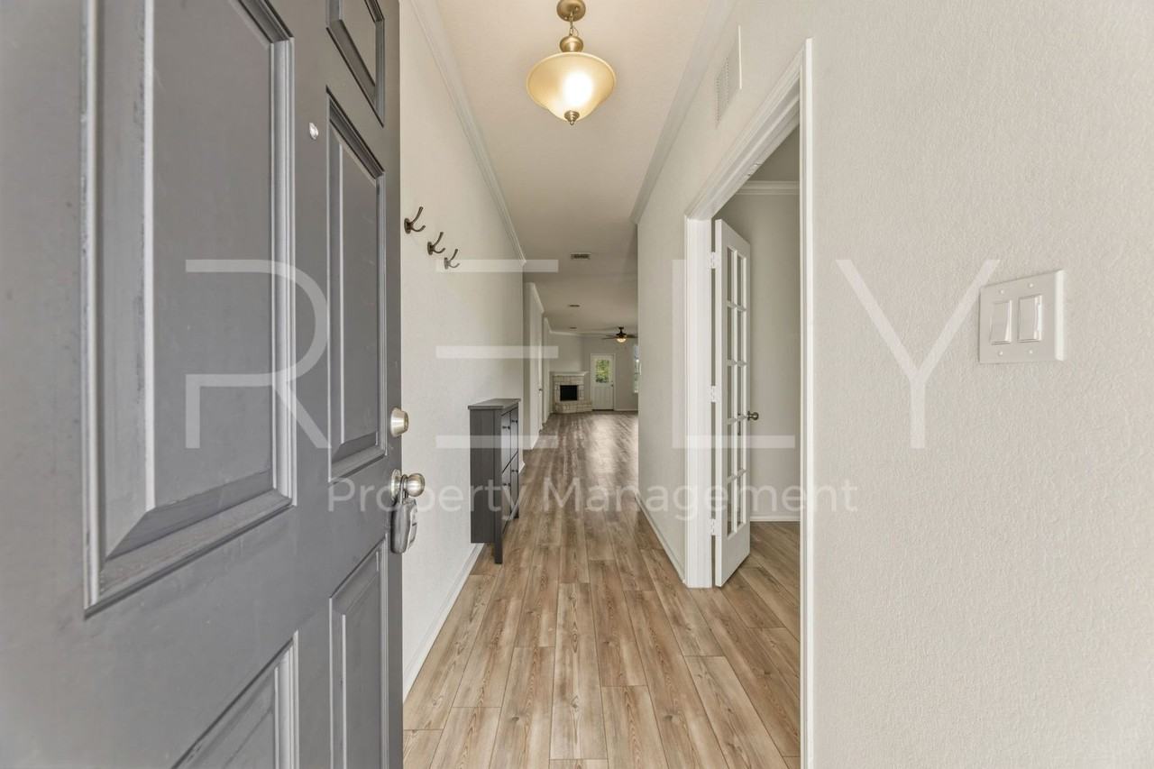 428 English Oak St - Photo 7 of 35