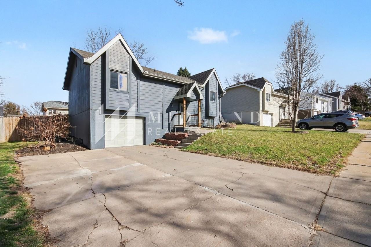 8513 S 143rd St - Photo 2 of 25