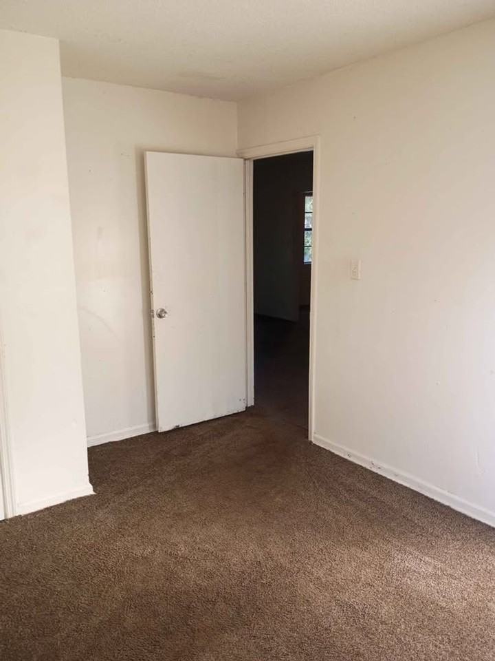 705 S Van Buren St - Photo 4 of 7