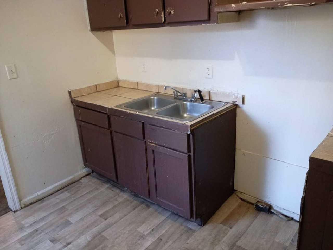 705 S Van Buren St - Photo 6 of 7