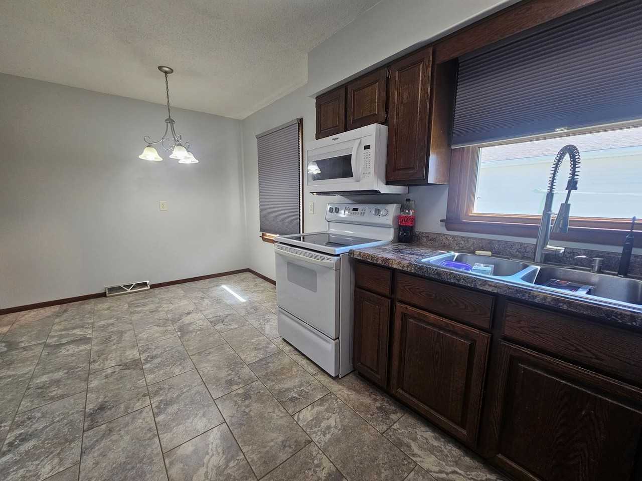 319 Prairie Ave - Photo 7 of 16