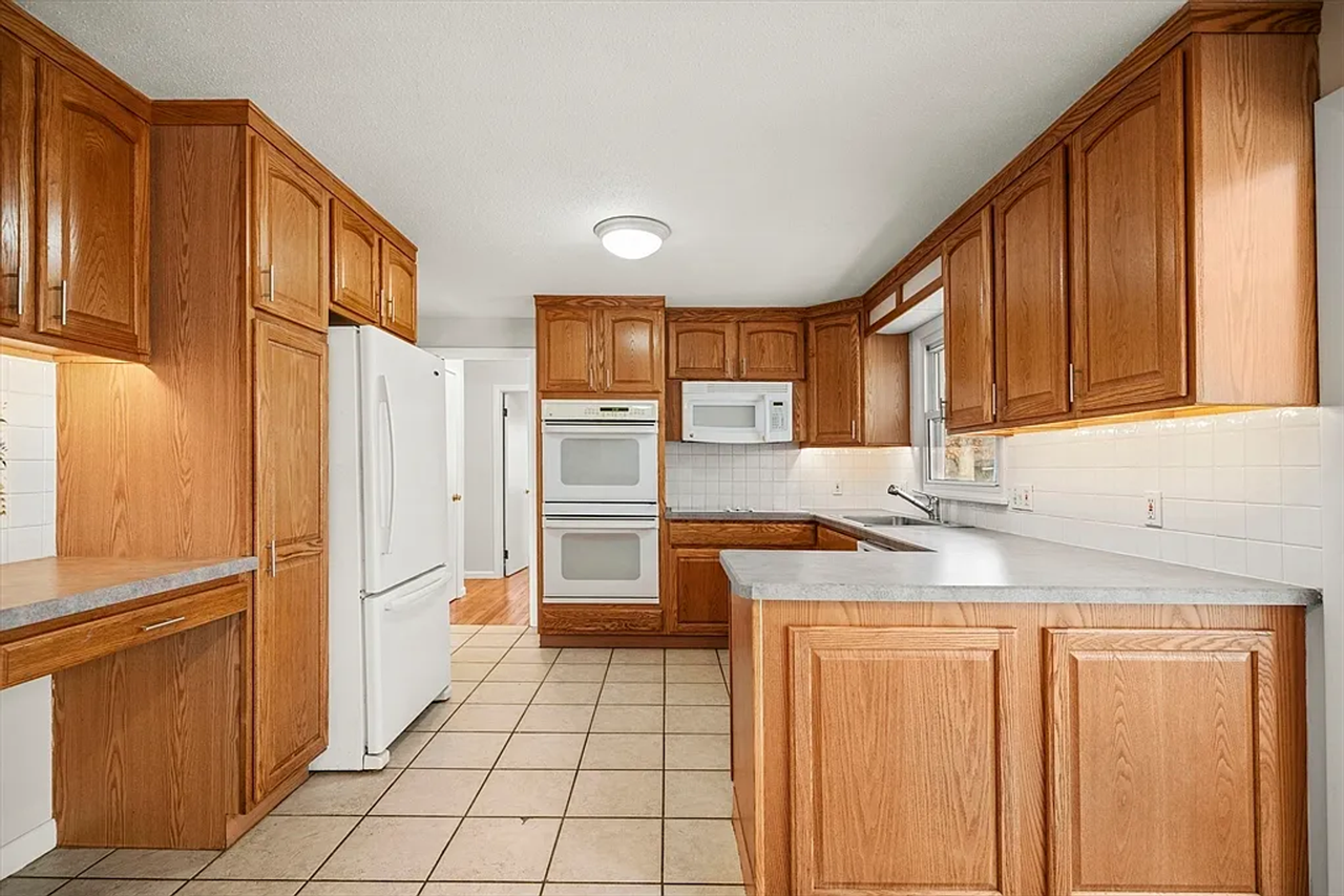 221 Bel Air Dr - Photo 3 of 23