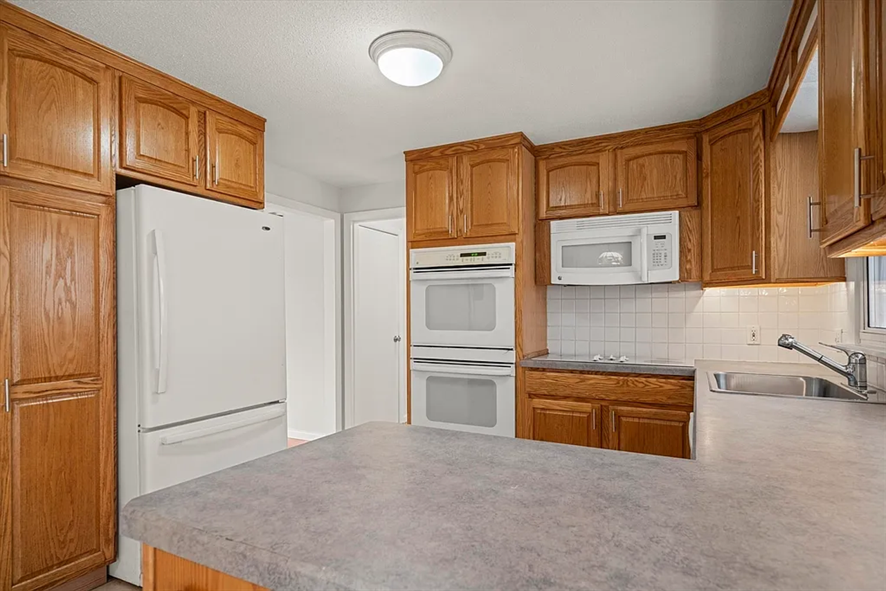 221 Bel Air Dr - Photo 6 of 23