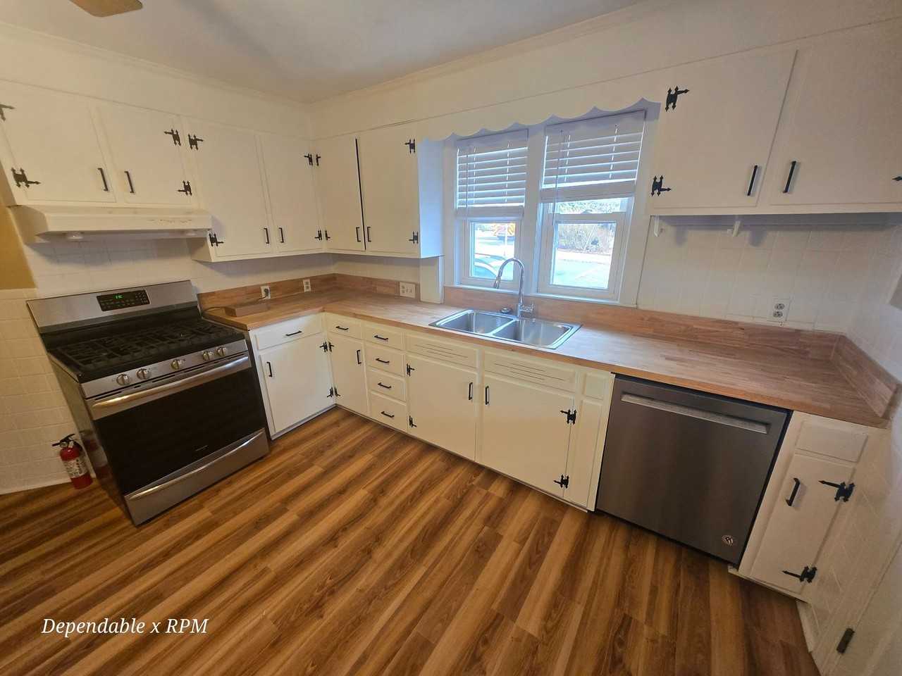 232 Nahatan St - Photo 2 of 31