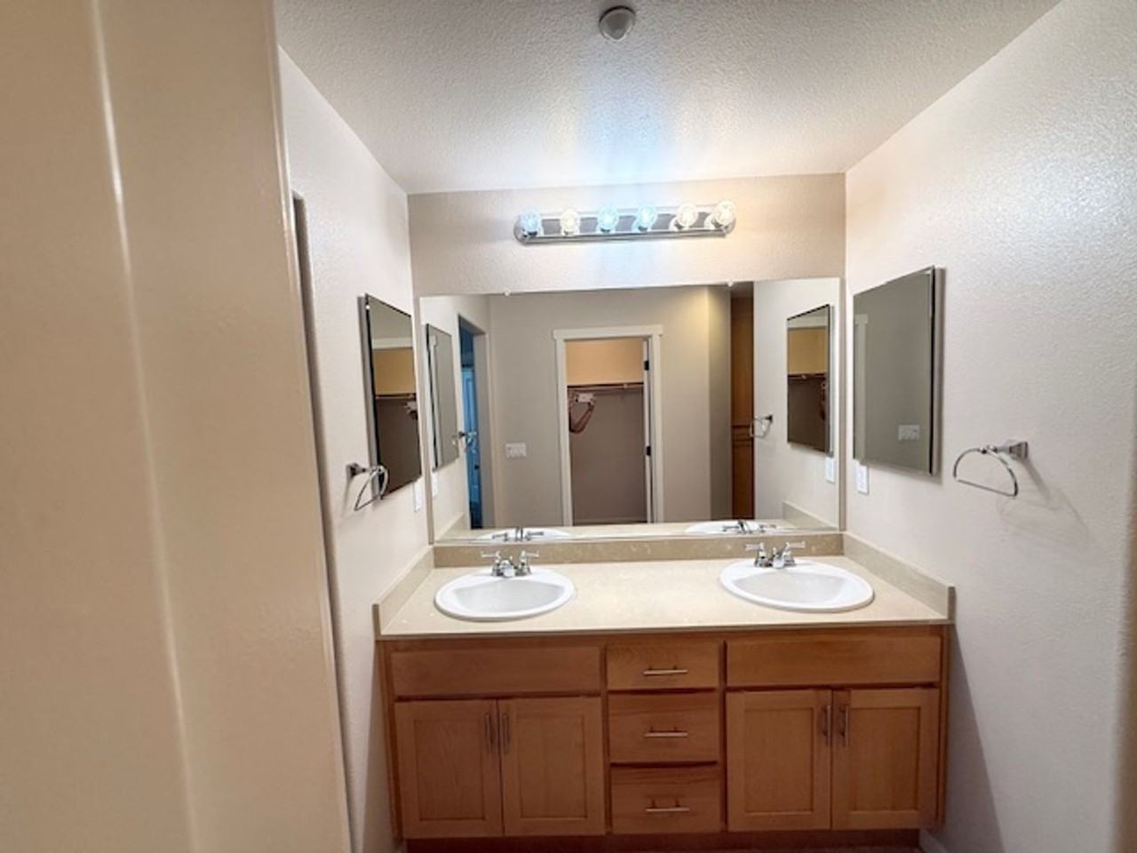 168 Gillette Pl - Photo 6 of 13