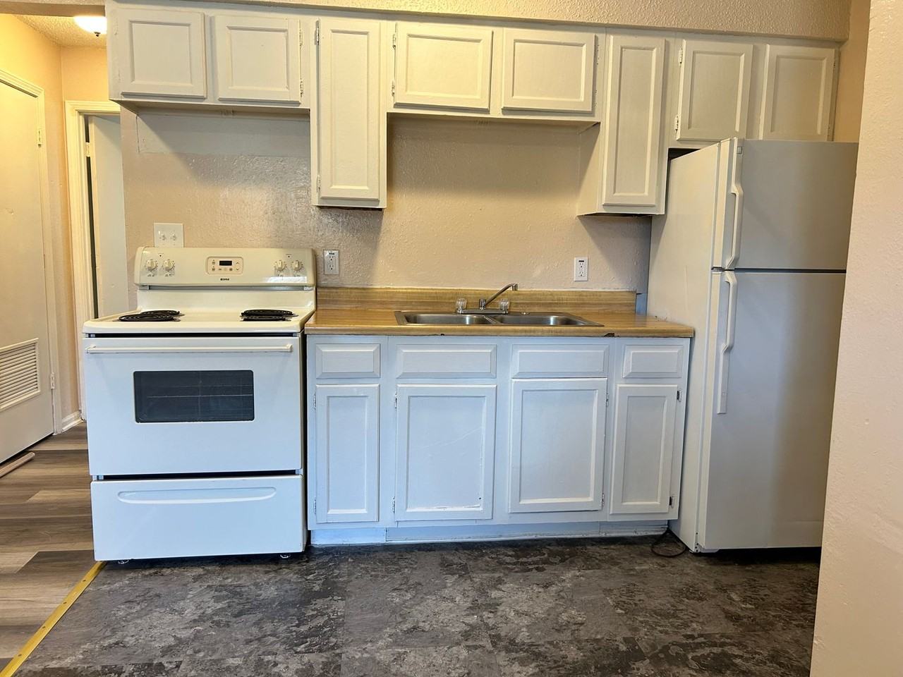 708 W 10th St #C - Photo 2 of 8