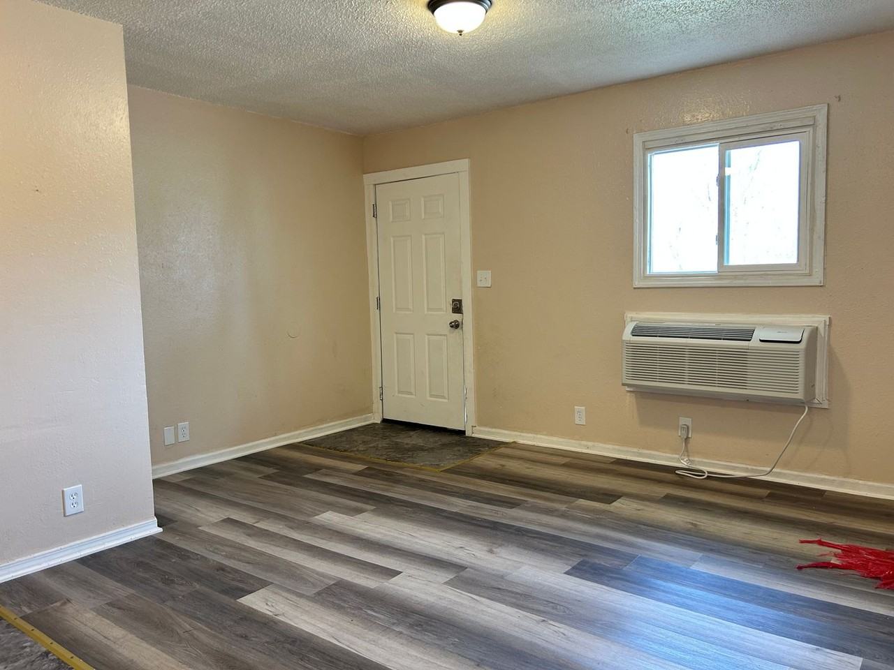 708 W 10th St #C - Photo 3 of 8